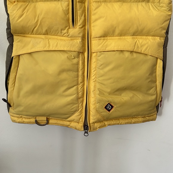 Women’s Volcom Snowboarding Vest - Picture 3 of 12